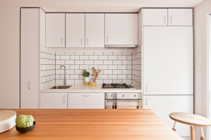 White apron with black grout