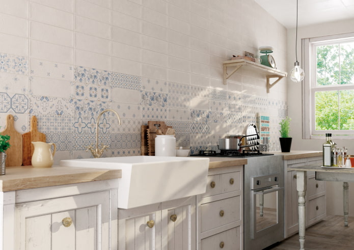 Tile with a pattern