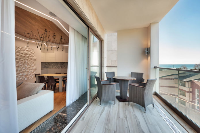 tiles imitating laminate in the interior of the balcony