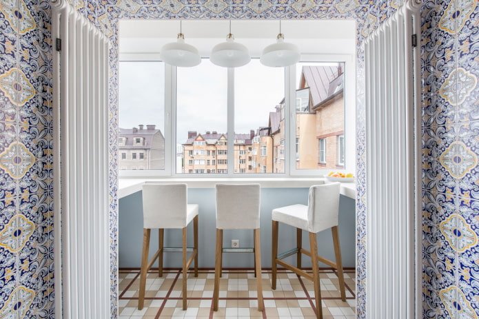 tiles with a checkerboard layout on the balcony