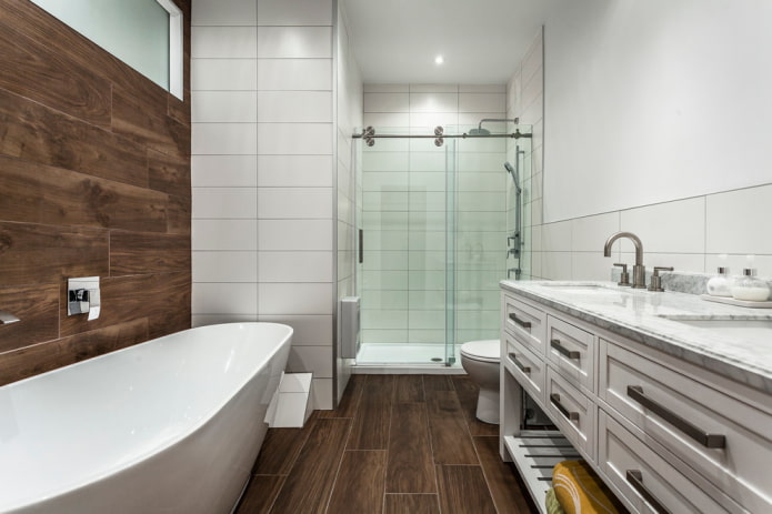 wood-effect floor tiles in the bathroom interior