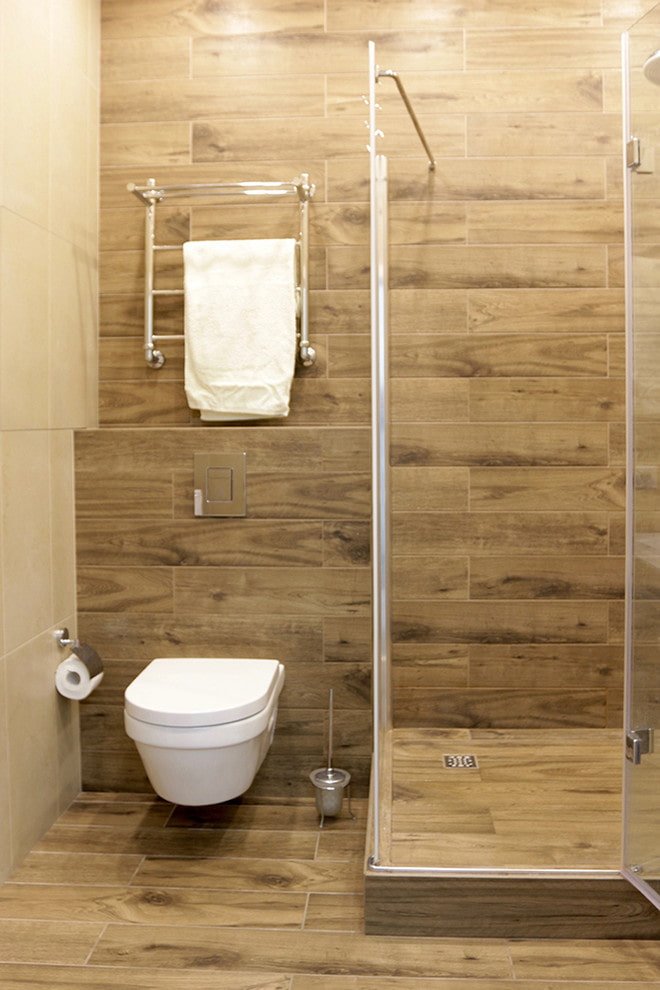 layout of wood-like tiles in the bathroom interior