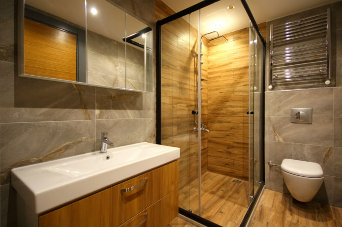 combination of wood-look tiles with marble in the bathroom interior