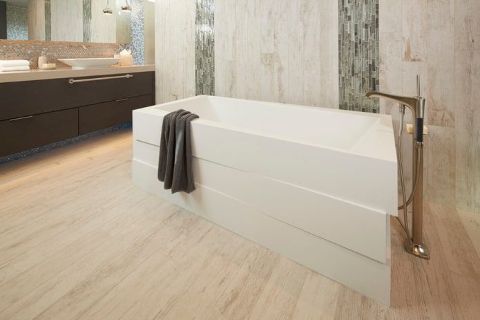 wood-effect floor tiles in the bathroom interior