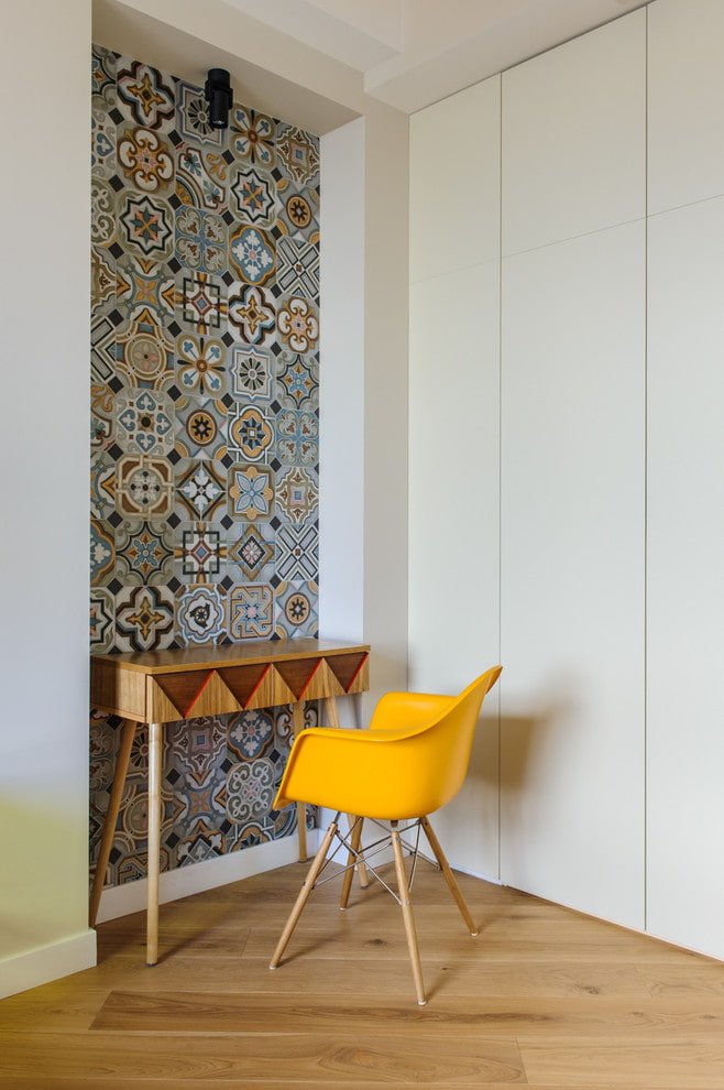 Facing a niche with multi-colored tiles