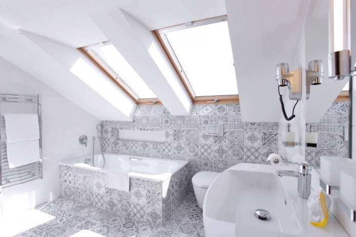 Patchwork tiles in the bathroom