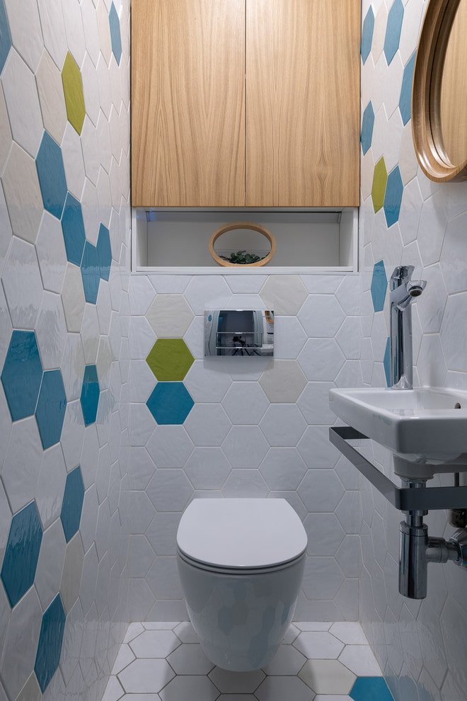 Bathroom with a washbasin and a sanitary cabinet