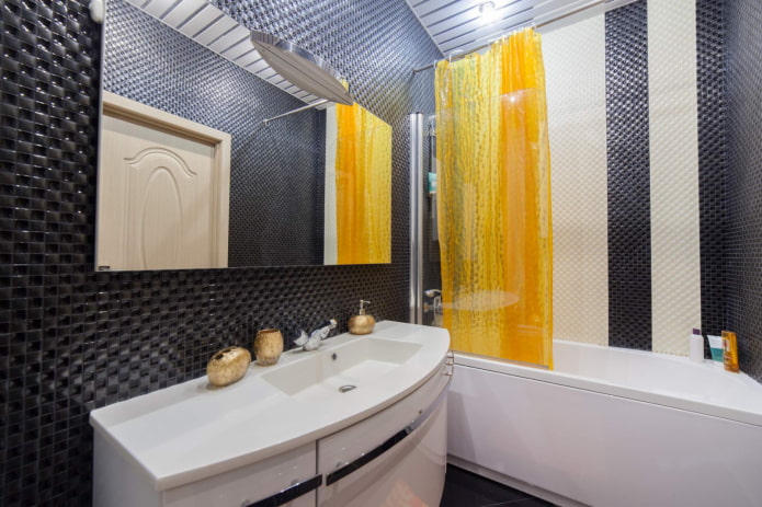 walls with tiled finish in the bathroom