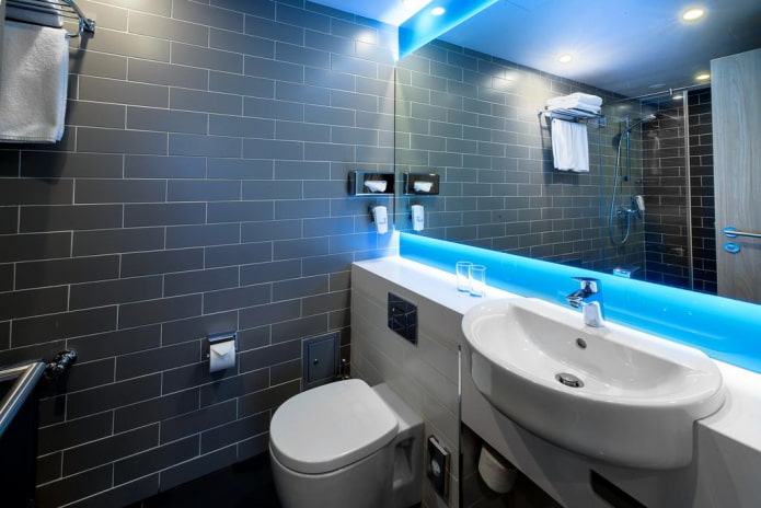 walls with tiled finish in the bathroom