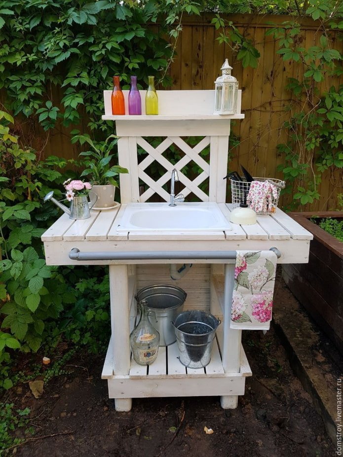 Washstand made of pallets