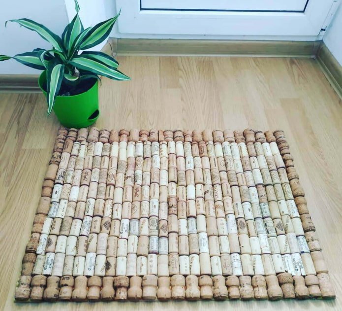 rug for feet made of corks