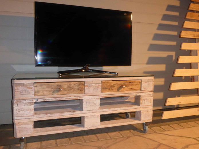 Stand made of 3 pallets