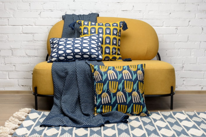 pillow combination with sofa