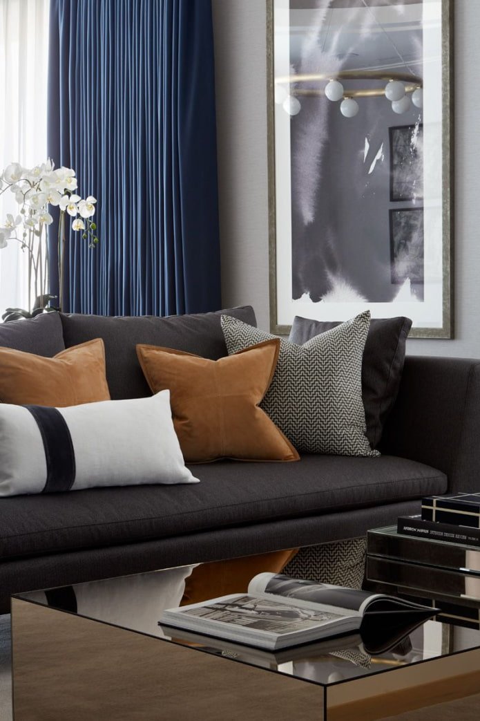 accent on the sofa pillows