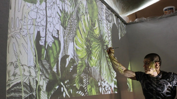 applying a drawing by hand using a projector