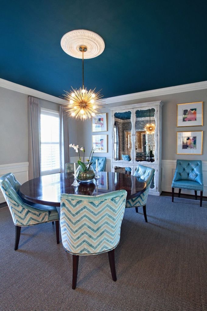 Living room with a matte blue ceiling