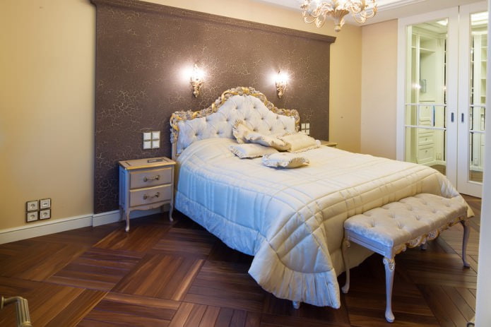  accent wall of the bedroom made using the cracked paint technique