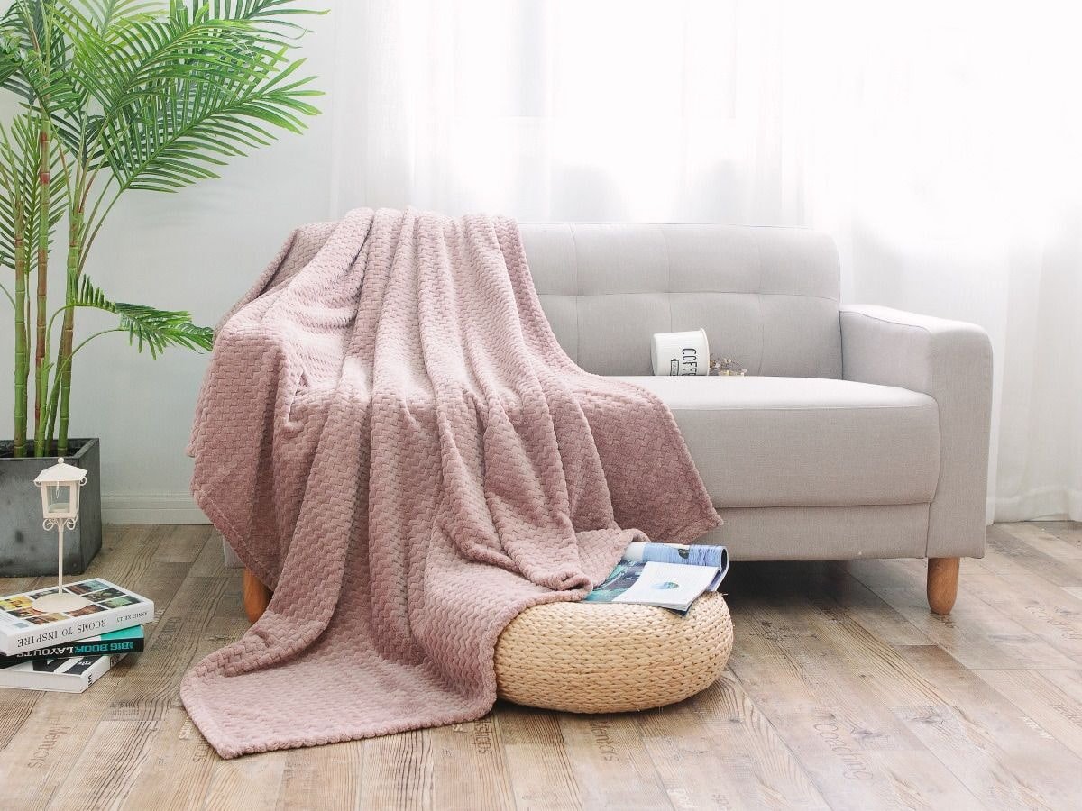 Sofa bedspread: types, design, colors, fabrics for capes. How to beautifully arrange a blanket?