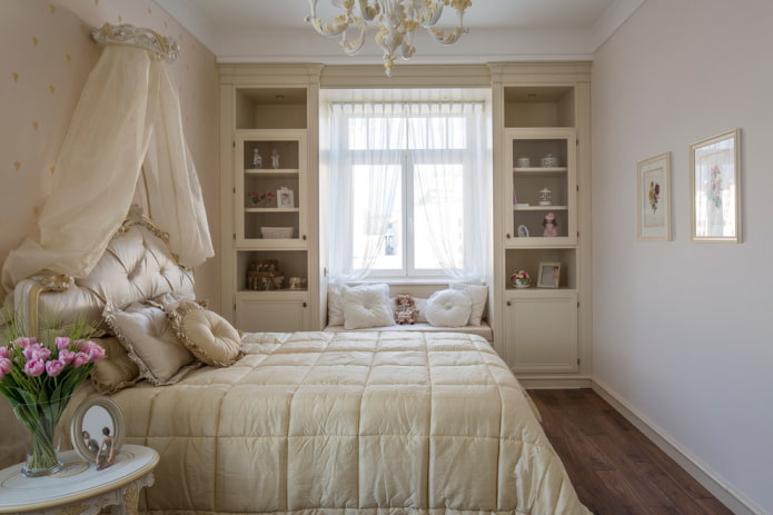 bed with a quilted bedspread in the bedroom