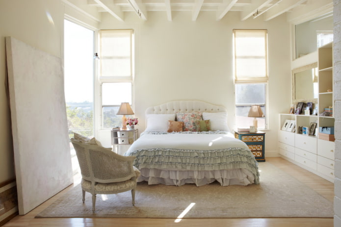 bed with a bedspread with ruffles in the bedroom