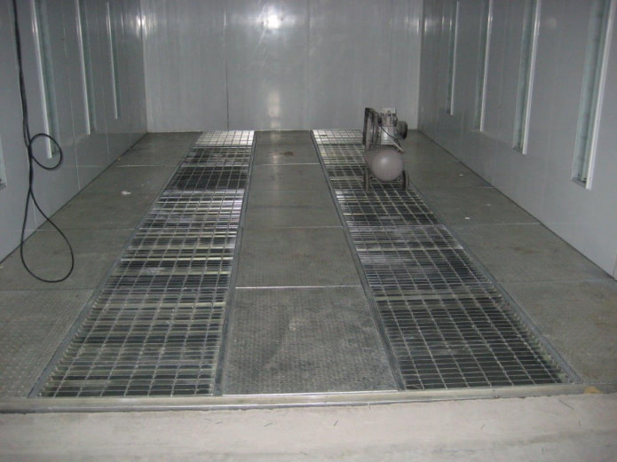 floor made of metal grids