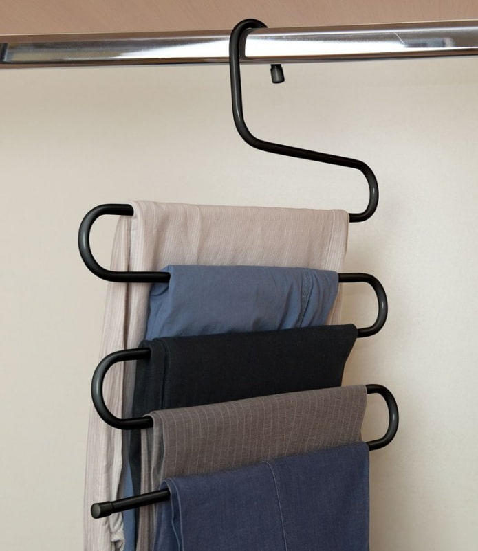 Hanger with clothes