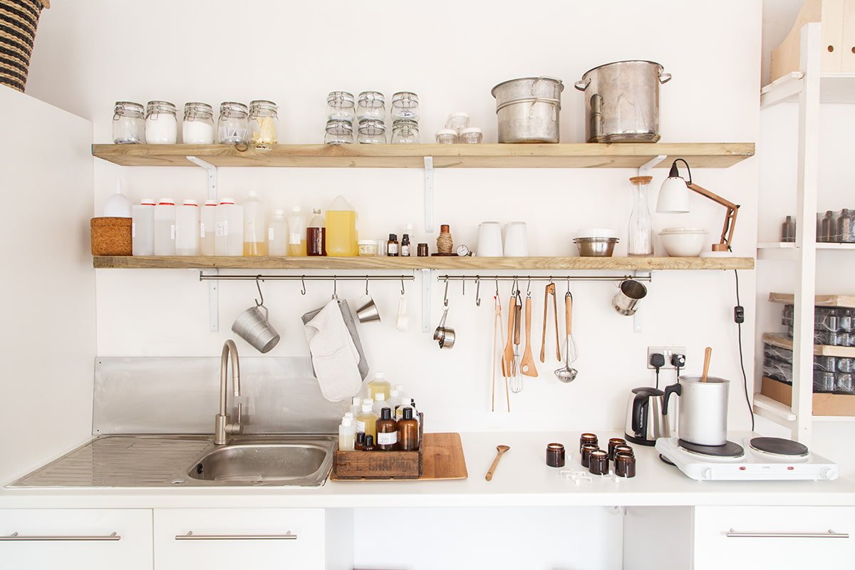Kitchen shelves: types, materials, color, design. How to arrange? What to put?