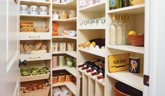 Corner arrangement of shelves