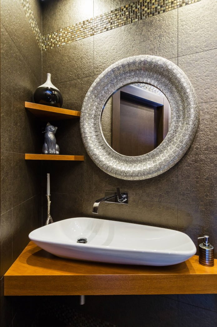 Corner shelves near the mirror