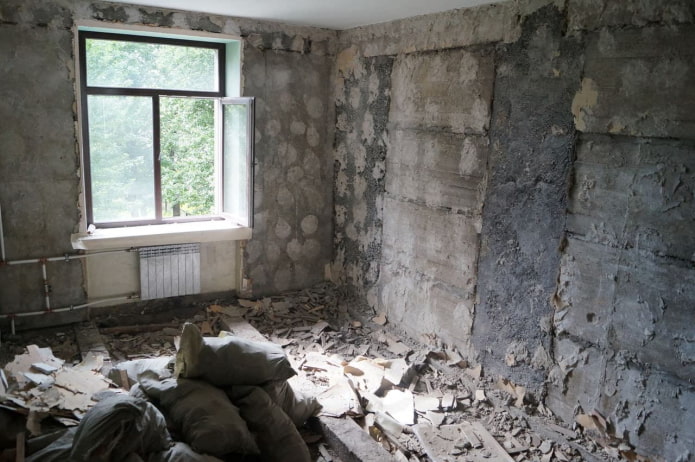 dismantling in the apartment