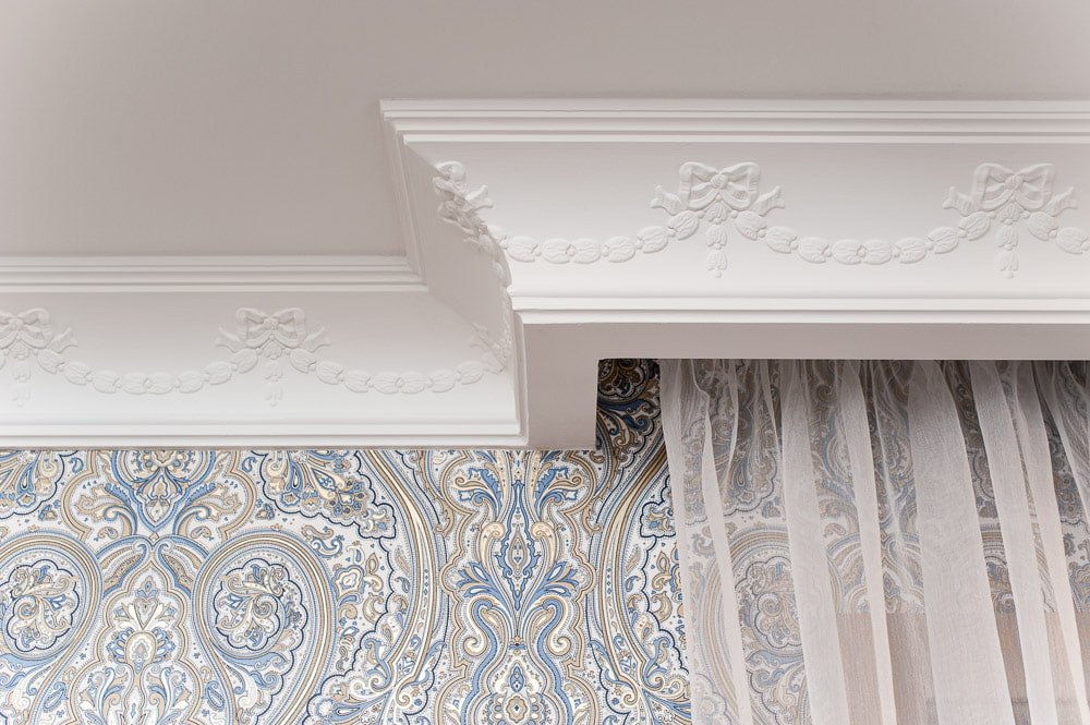 How to choose a ceiling plinth