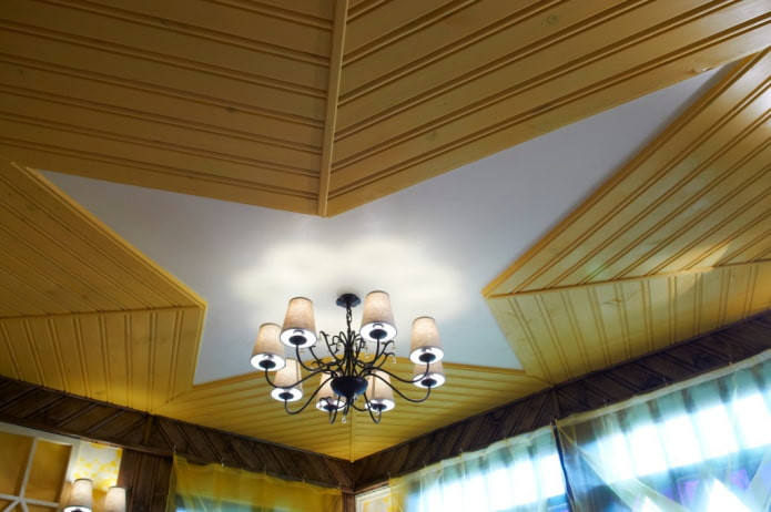 ceiling structure with an unusual center
