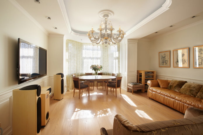 ceiling structure in the living room with a bay window