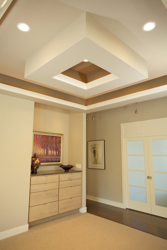 curly ceiling structure in the hallway