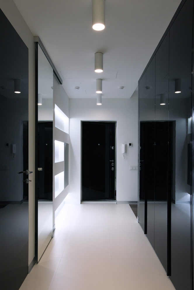 spotlights on the ceiling in the interior of the hallway