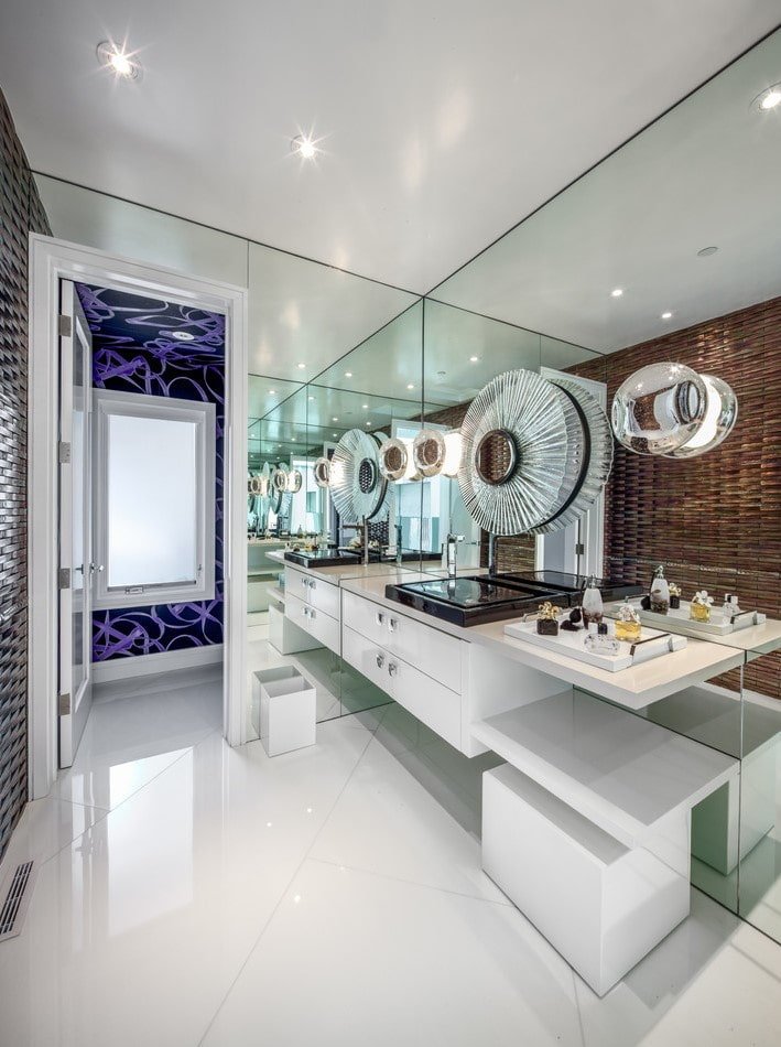 ceiling with satin texture in the bathroom