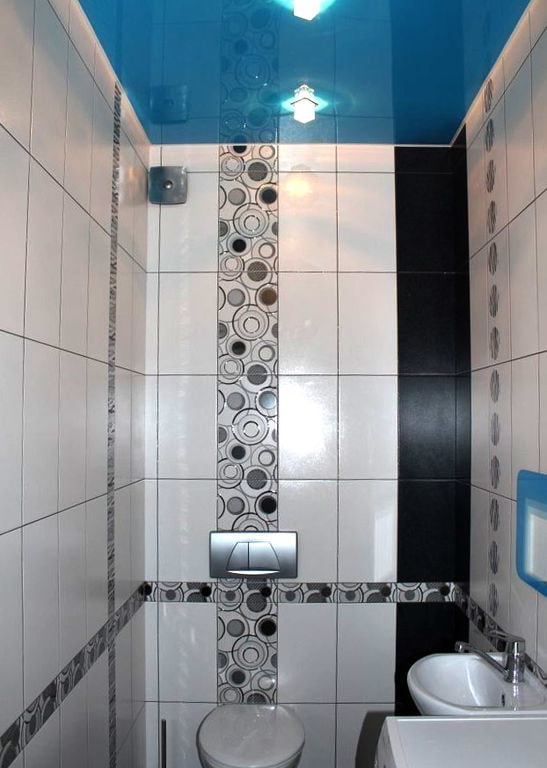 ceiling with glossy texture in the bathroom