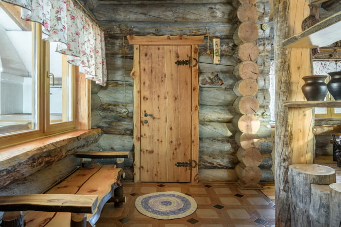 small door from the changing room to the steam room
