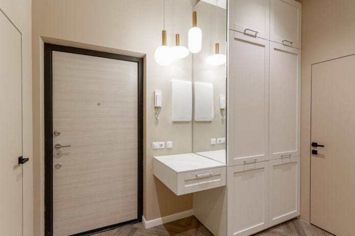 Mirror on the hallway cabinet