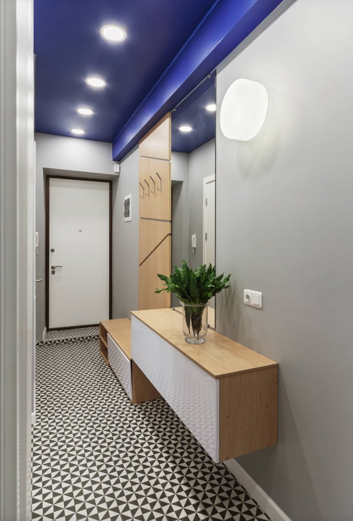 location of the hallway in the interior of a narrow corridor