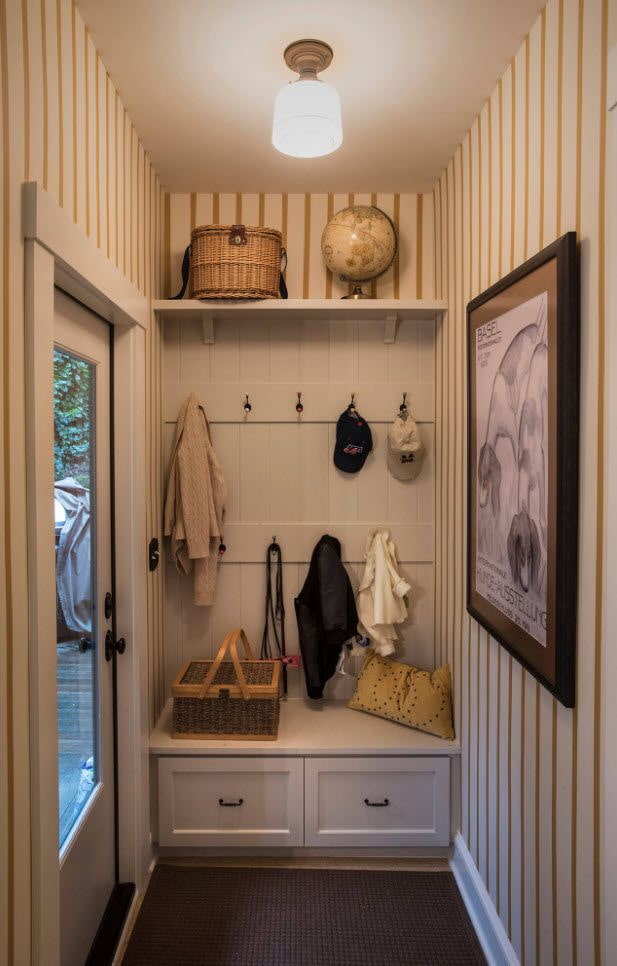 location of the hallway in the interior of a narrow corridor