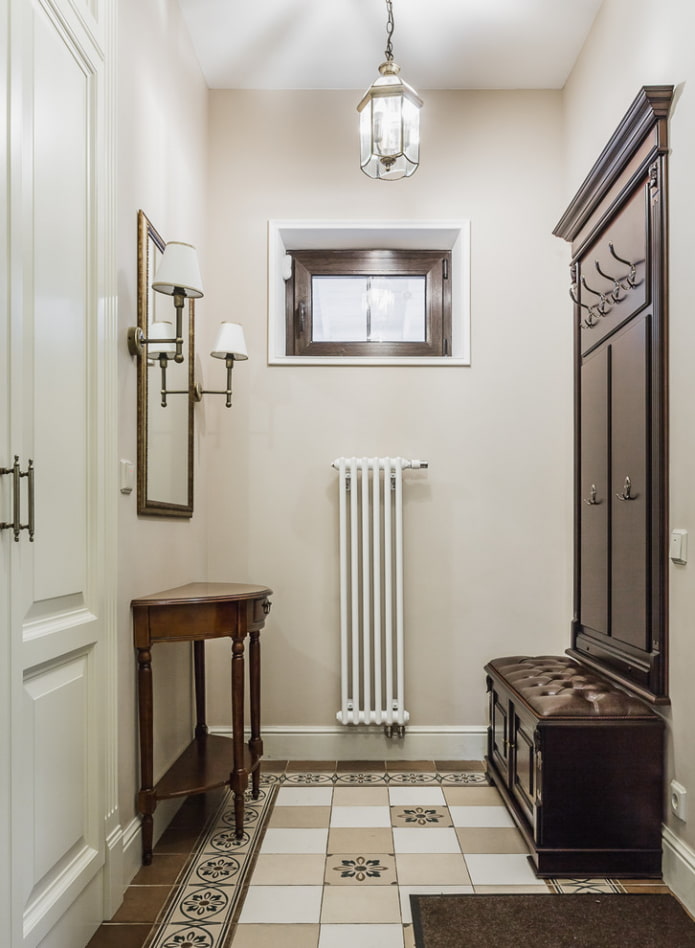 location of the hallway in the interior of a narrow corridor