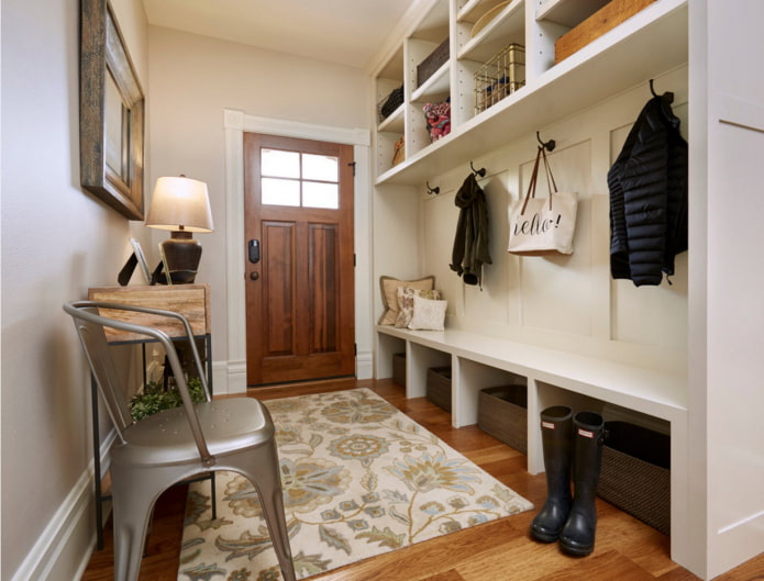 location of the hallway in the interior of a narrow corridor