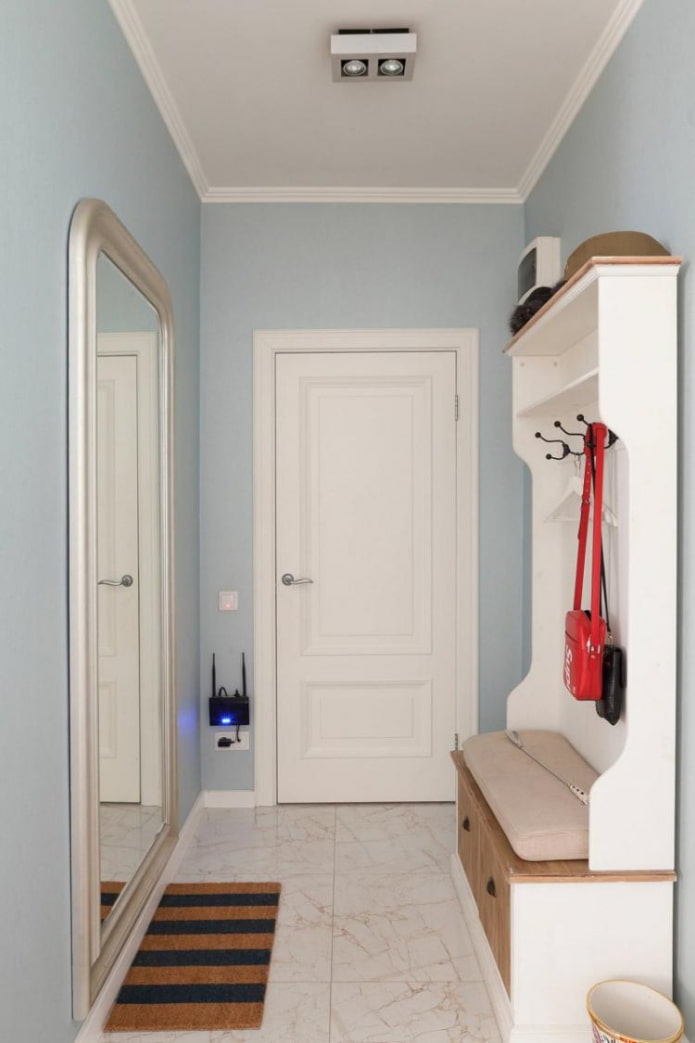 seat with space for shoes in the interior of a narrow corridor