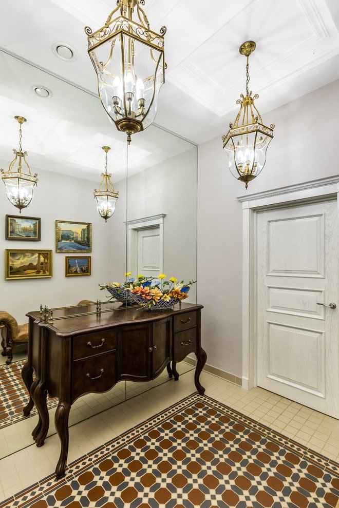 lighting in the hallway in the classic style