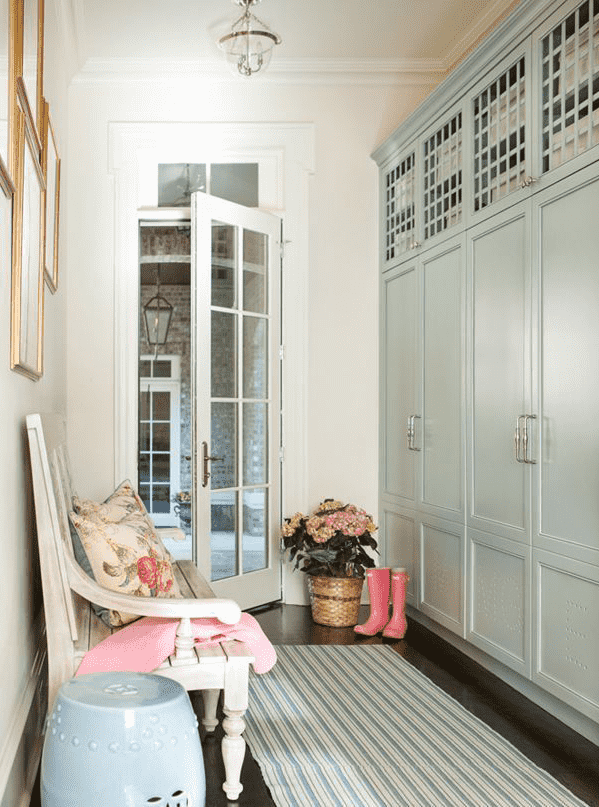 decor and accessories in the interior of the hallway in the Provence style