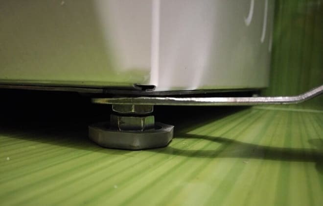 Leveling the washing machine with the feet