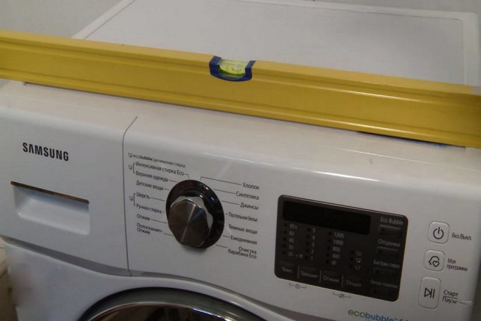 Installing the washing machine on the level