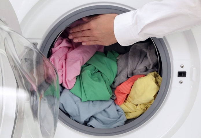 Correct loading of laundry into the washing machine