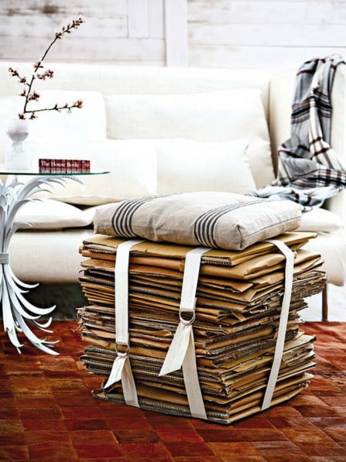 pouf made of cardboard boxes